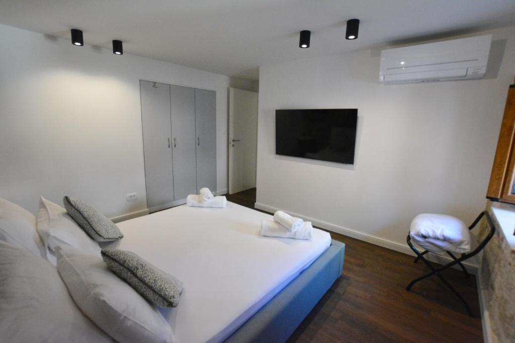 Fotografia z galérie ubytovania Charming stone apartment with jacuzzi in center of Omiš v Omise