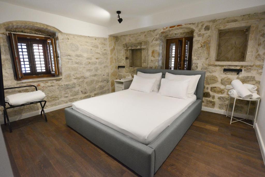 Fotografia z galérie ubytovania Charming stone apartment with jacuzzi in center of Omiš v Omise