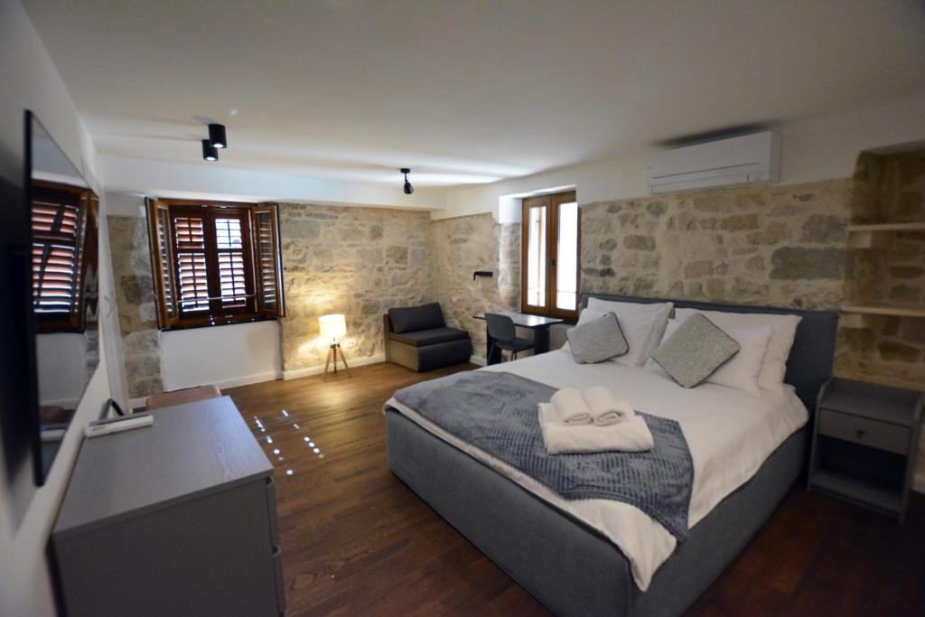 Fotografia z galérie ubytovania Charming stone apartment with jacuzzi in center of Omiš v Omise