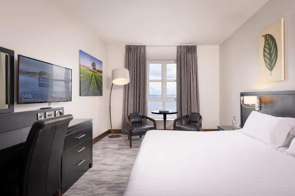 Postel nebo postele na pokoji v ubytování Redcastle Hotel