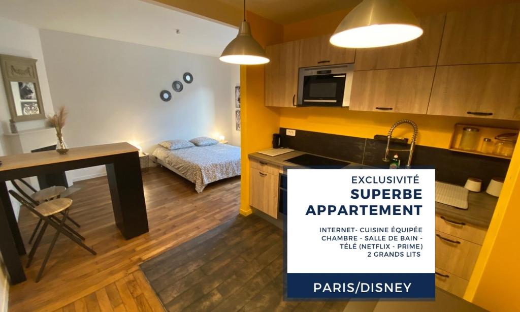 Habitación con cocina con mesa y cartel en Superbe T2 entre Paris et Disney (RER A), en Nogent-sur-Marne