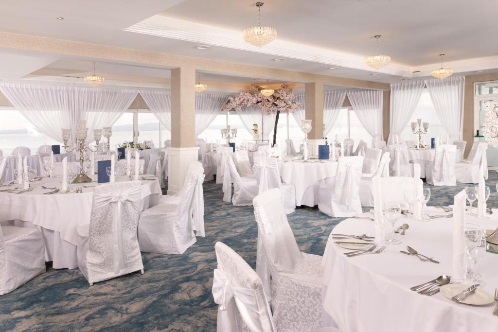 Restaurace v ubytování Redcastle Hotel