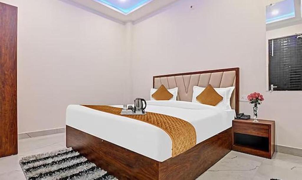 Postel nebo postele na pokoji v ubytování FabHotel Metro Inn