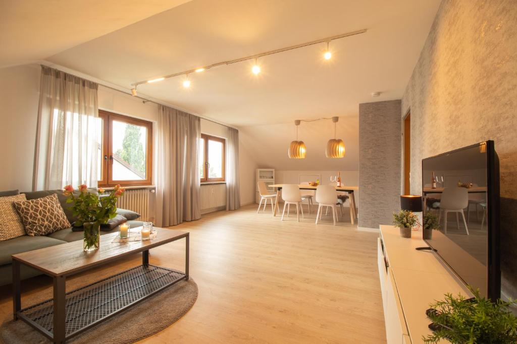 sala de estar con sofá y mesa en Ferienwohnung Fischer, en Holzmaden