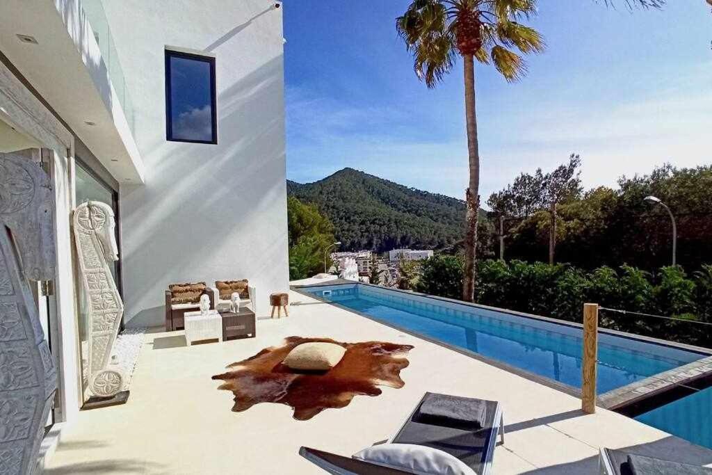 Balinese Villa near the beach outdoor jacuzzi, Cala Llonga ...