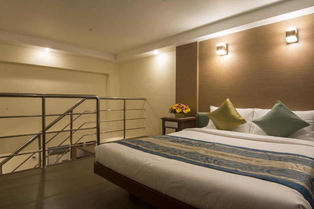 Postel nebo postele na pokoji v ubytování Shenbaga Hotel And Convention Centre