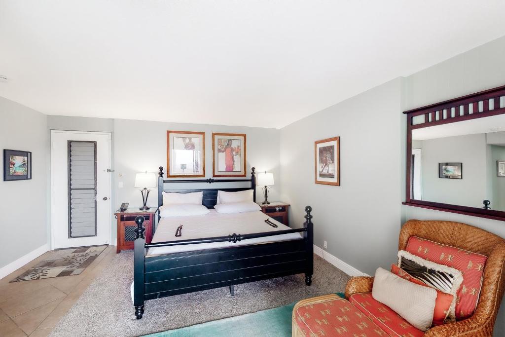 ein Schlafzimmer mit einem Bett und einem Stuhl in der Unterkunft Hanalei Bay Resort 6221 in Princeville