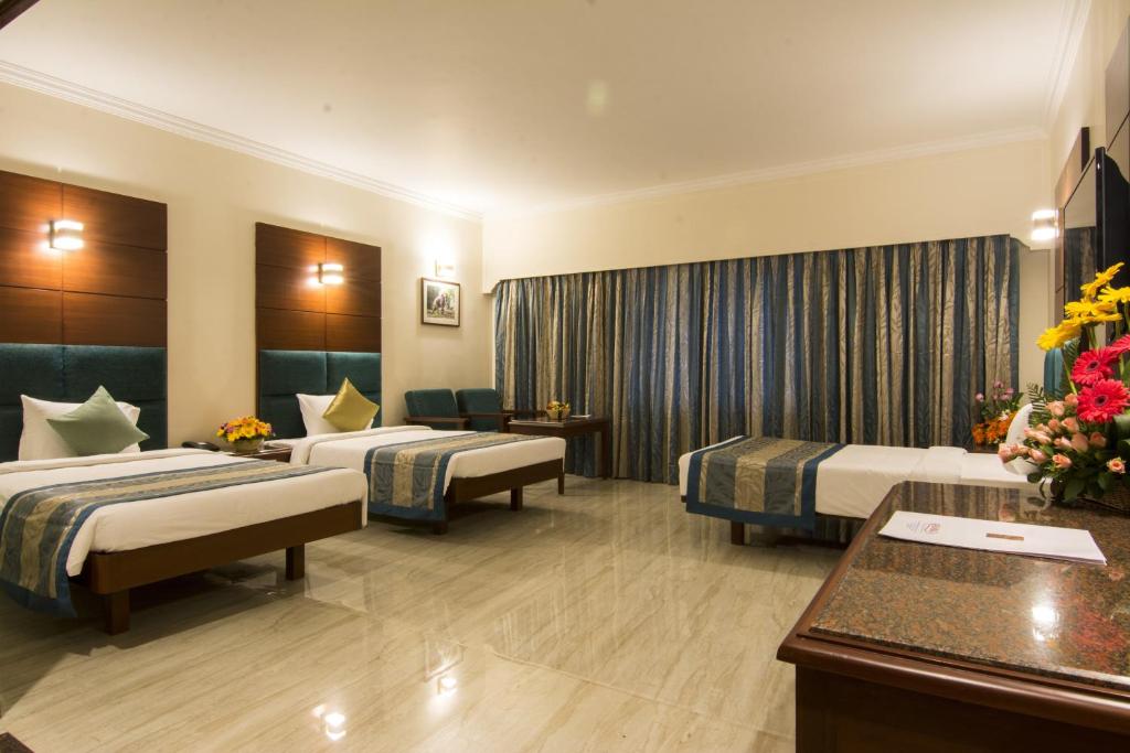 Postel nebo postele na pokoji v ubytování Shenbaga Hotel And Convention Centre