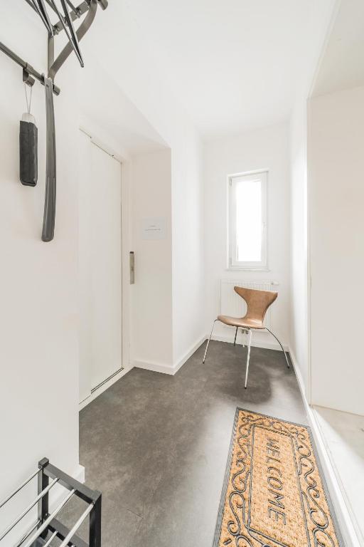 Telewizja i/lub zestaw kina domowego w obiekcie Penthouse apartment - Sauna - Terrasse - Kamin - AC