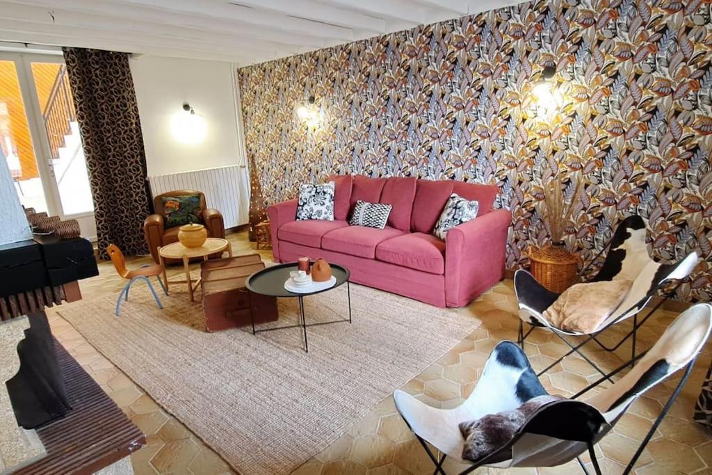 Cauroy-lès-HermonvilleにあるLa Cousinadeのリビングルーム(ピンクのソファ、椅子付)