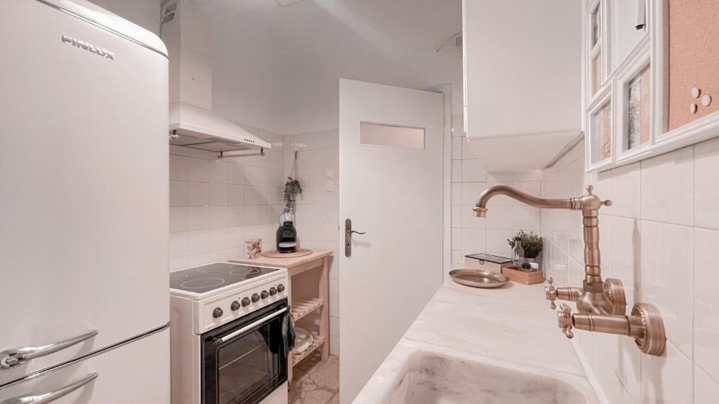 Kuchnia lub aneks kuchenny w obiekcie Boho Chic 2BR Apartment in the Center of Athens