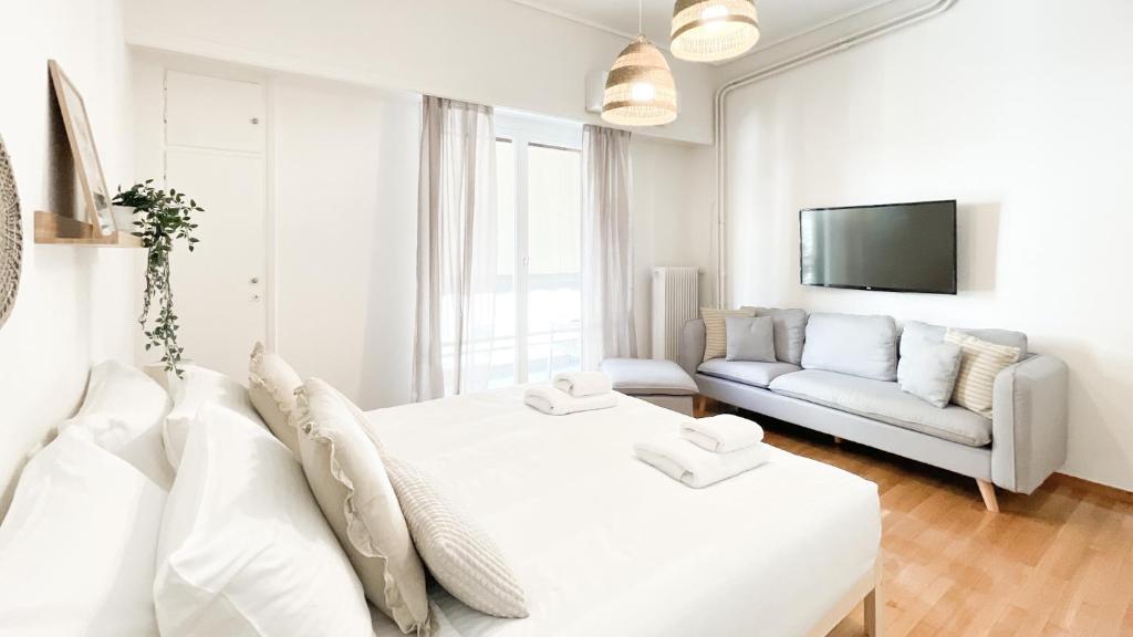 Łóżko lub łóżka w pokoju w obiekcie Boho Chic 2BR Apartment in the Center of Athens