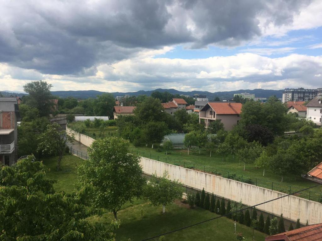 Blick auf eine Stadt mit Bäumen und Gebäuden in der Unterkunft Apartment Balicevac Ilidza in Sarajevo