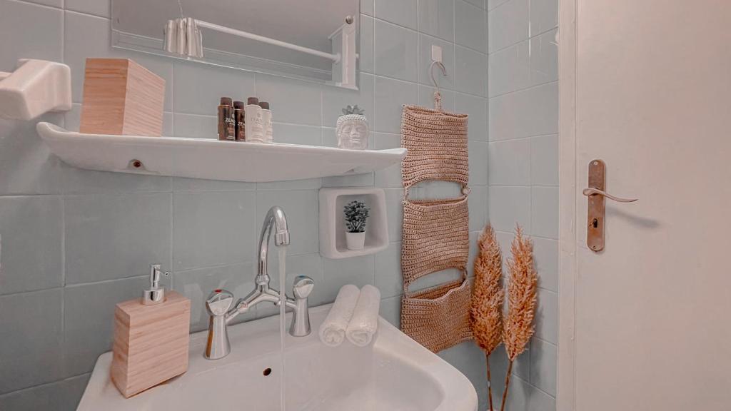Łazienka w obiekcie Boho Chic 2BR Apartment in the Center of Athens