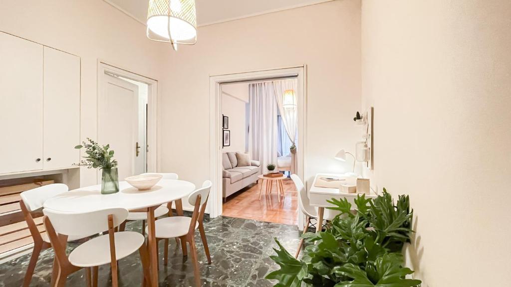 biała jadalnia z białym stołem i krzesłami w obiekcie Boho Chic 2BR Apartment in the Center of Athens w Atenach