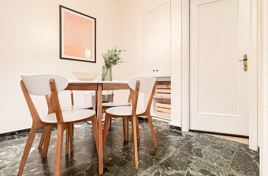 Zdjęcie z galerii obiektu Boho Chic 2BR Apartment in the Center of Athens w Atenach