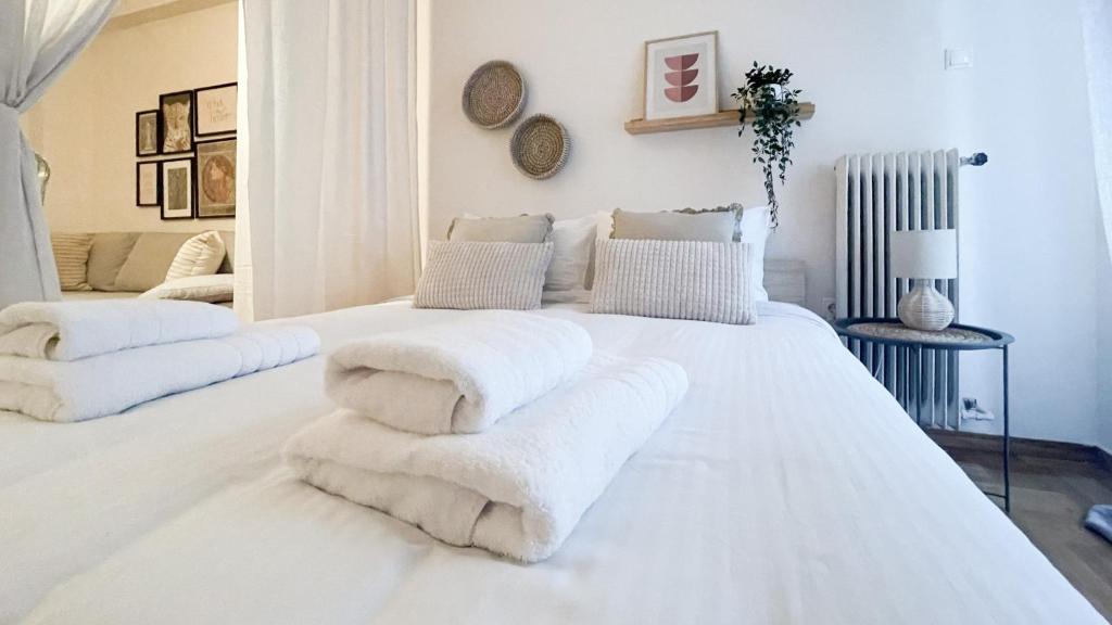 Łóżko lub łóżka w pokoju w obiekcie Boho Chic 2BR Apartment in the Center of Athens
