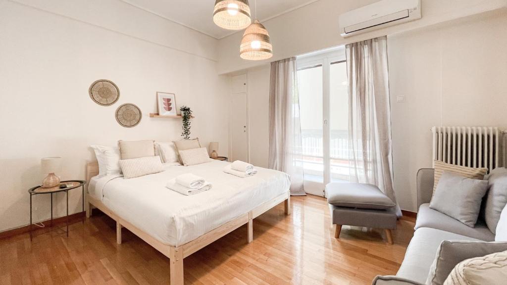 Łóżko lub łóżka w pokoju w obiekcie Boho Chic 2BR Apartment in the Center of Athens