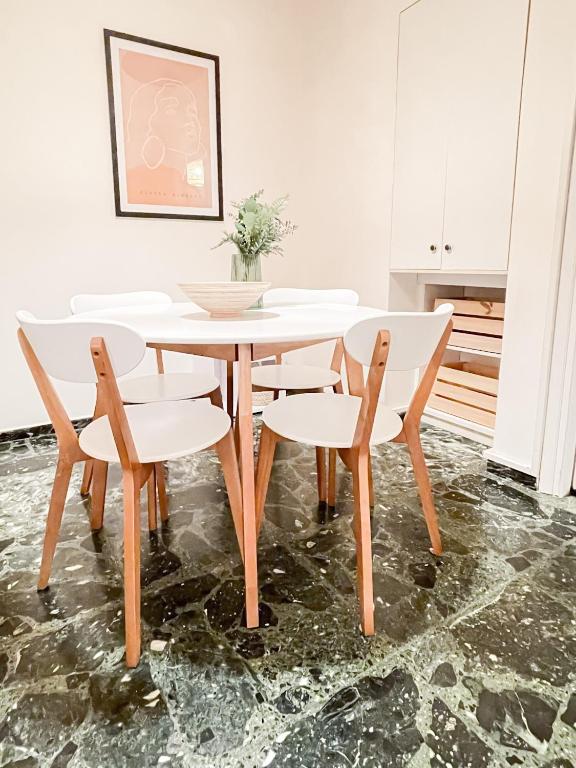 Zdjęcie z galerii obiektu Boho Chic 2BR Apartment in the Center of Athens w Atenach