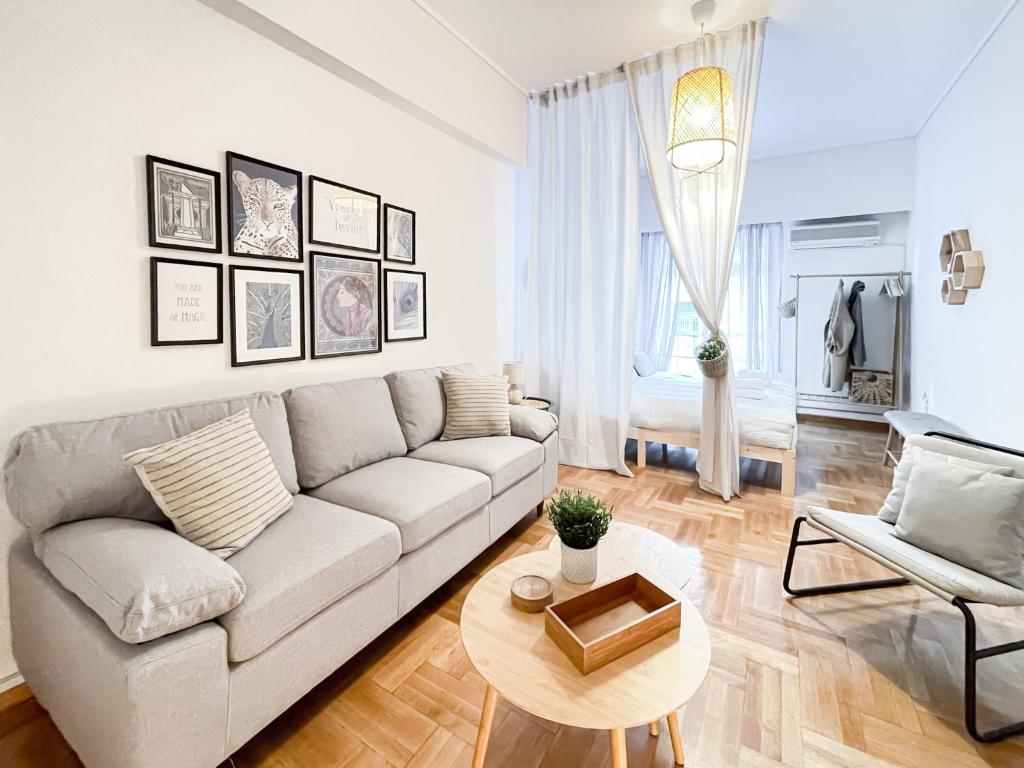 salon z kanapą i stołem w obiekcie Boho Chic 2BR Apartment in the Center of Athens w Atenach