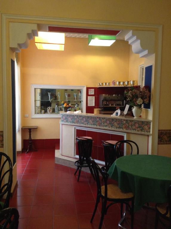 Kuchyň nebo kuchyňský kout v ubytování Hotel Iris Crillon