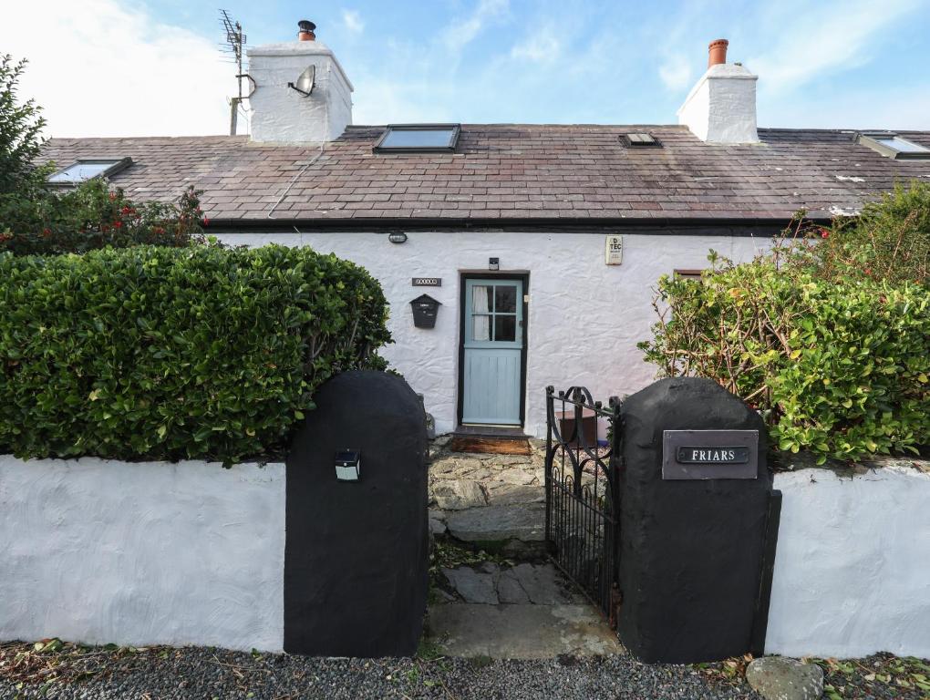 Uma casa branca com duas caixas de correio à frente. em Friars em Holyhead