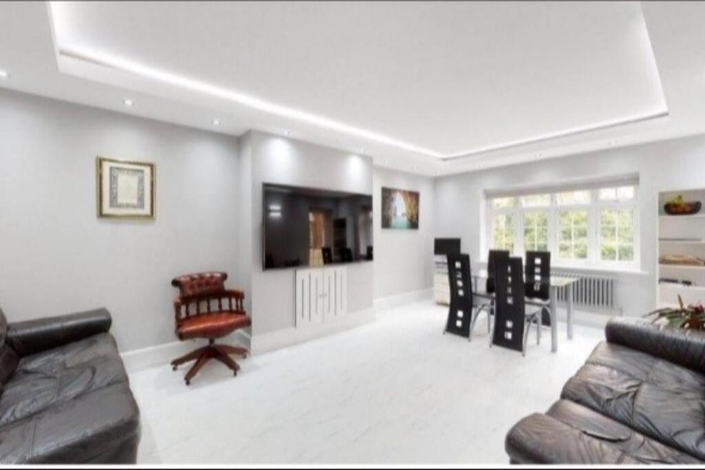 Gallery image of 9 Brentwood Lodge in London