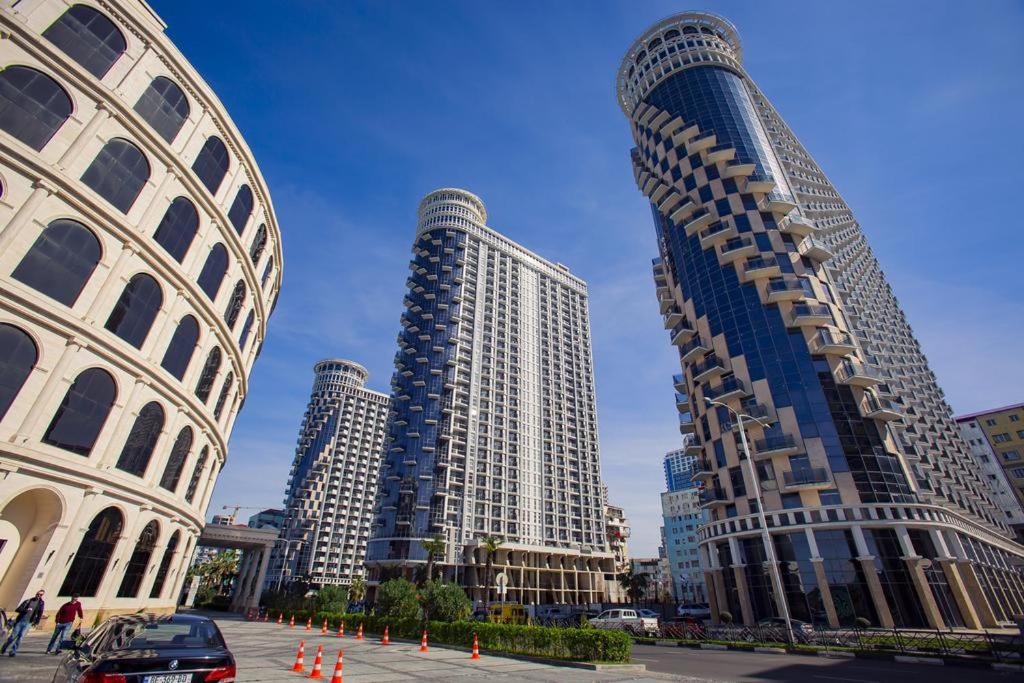 dois edifícios altos numa cidade com cones de tráfego em Royal Apartments Batumi em Batumi