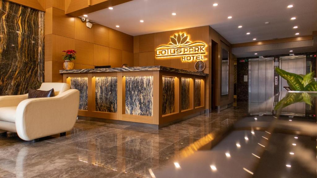 un vestíbulo de un hotel con una señal de hotel louisbush en LOTUSPARK HOTEL en Bursa