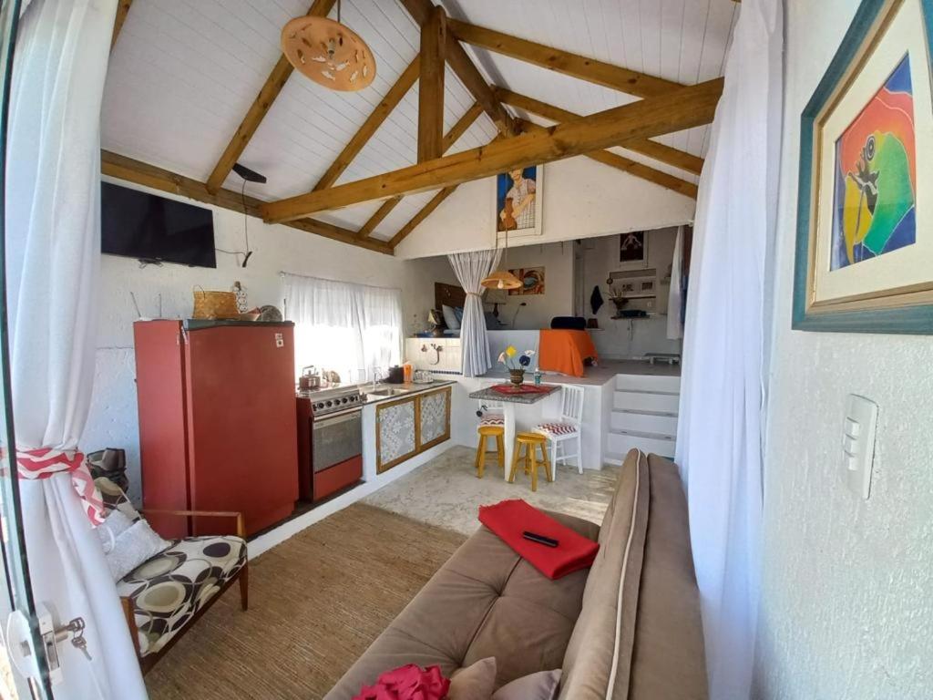 Il comprend un salon avec un canapé et une cuisine. dans l'établissement Apartamento Praia da Gamboa - Cabanas da Candoca Vista para o Mar, à Garopaba