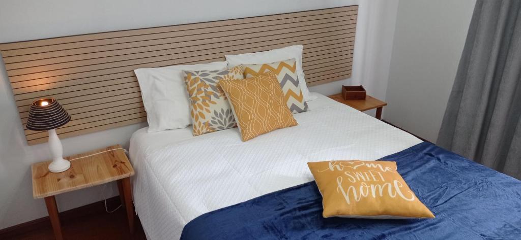 1 dormitorio con cama blanca y almohadas en Pipo People House, en Óbidos