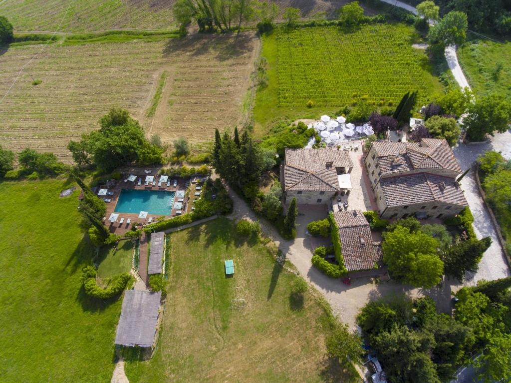 - une vue aérienne sur un domaine avec une piscine dans l'établissement Villa Sempreverde - Homelike Villas, à Greve in Chianti