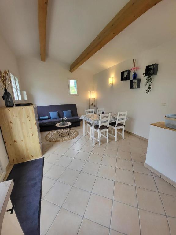 Część wypoczynkowa w obiekcie Nid douillet - LES FARGETTES - superbe vue - charmante petite maison avec jardin - 2 pièces à Privas