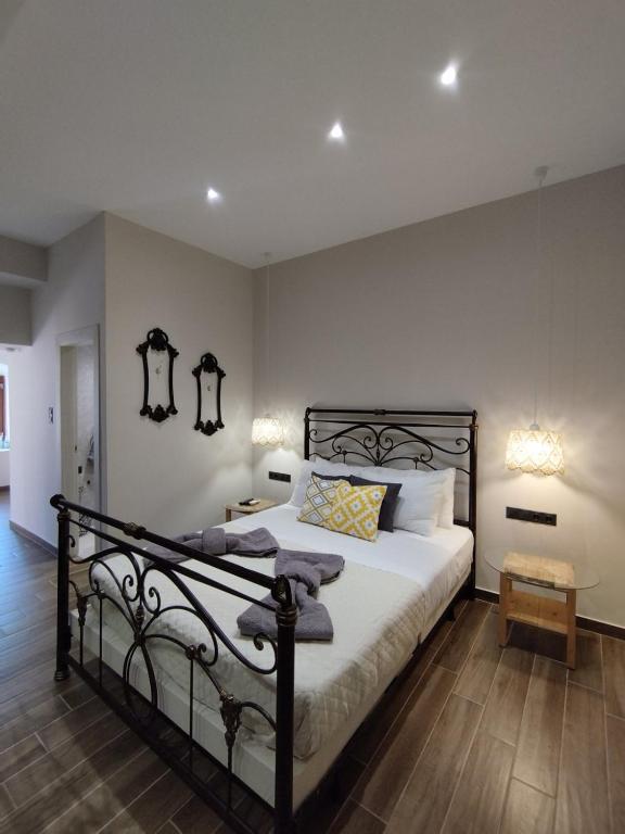 een slaapkamer met een bed met een zwart metalen frame bij Althea Apartments 3 in Halki