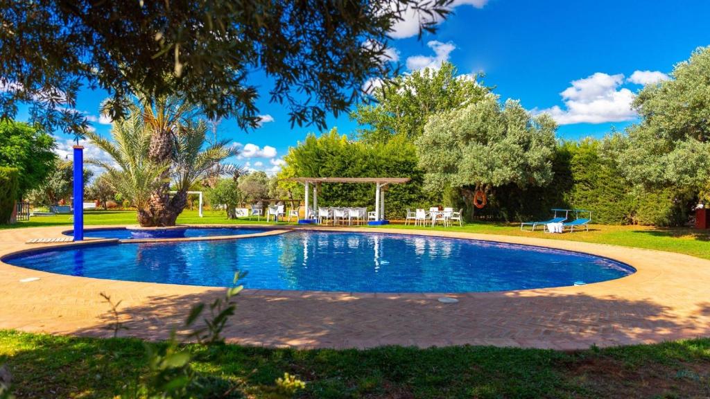 una piscina en un parque con cenador en Finca la Cañera Alcalá de Guadaira by Ruralidays, en Alcalá de Guadaira