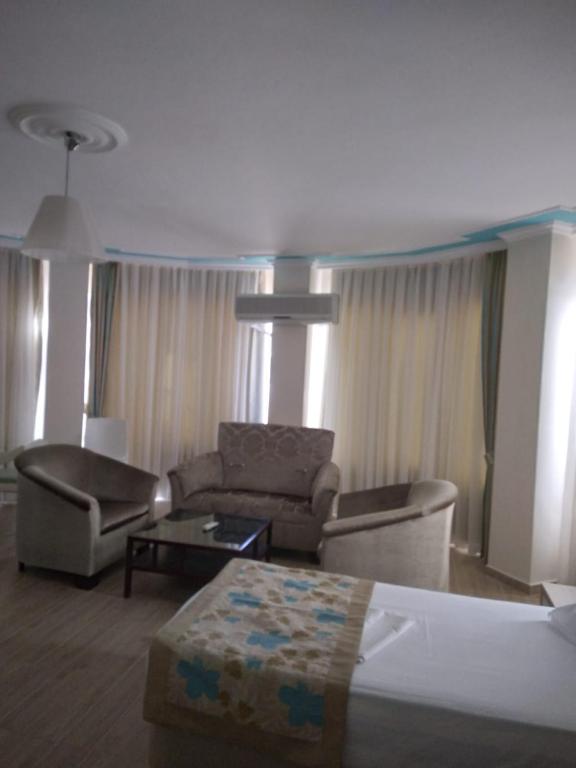 A seating area at Cender Hotel