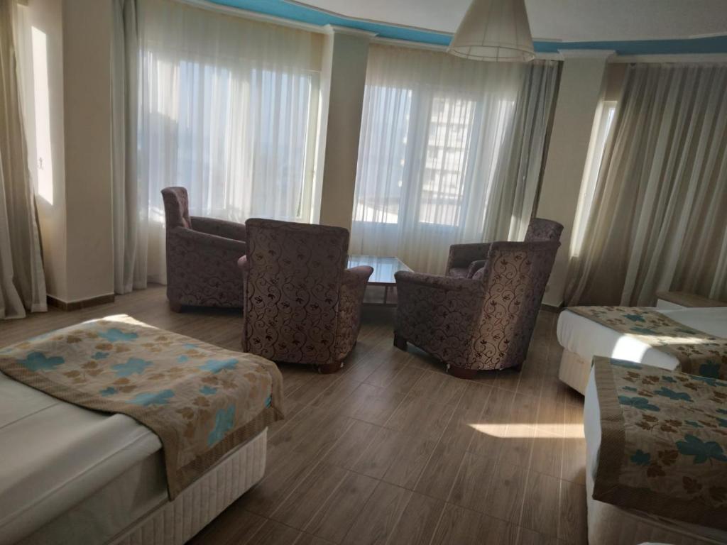 A seating area at Cender Hotel