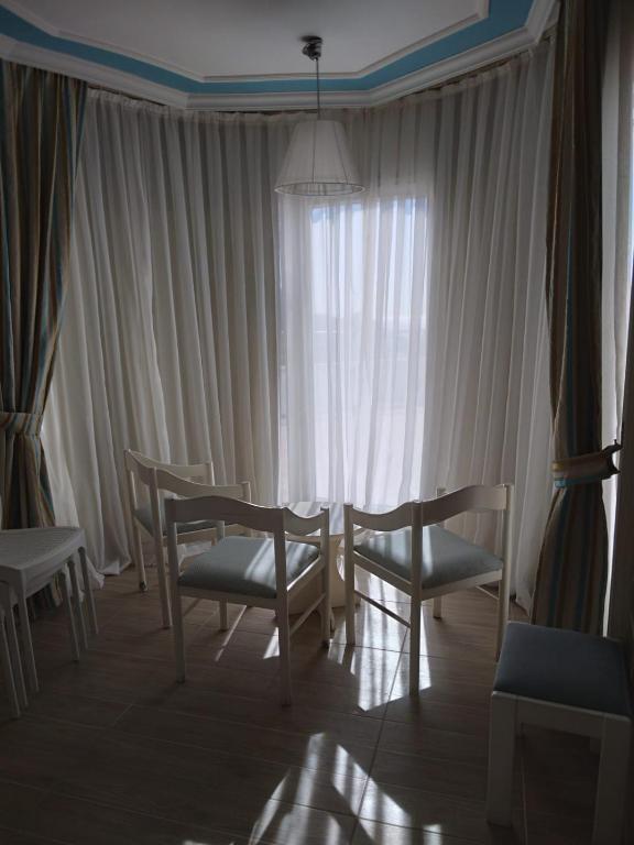 A seating area at Cender Hotel