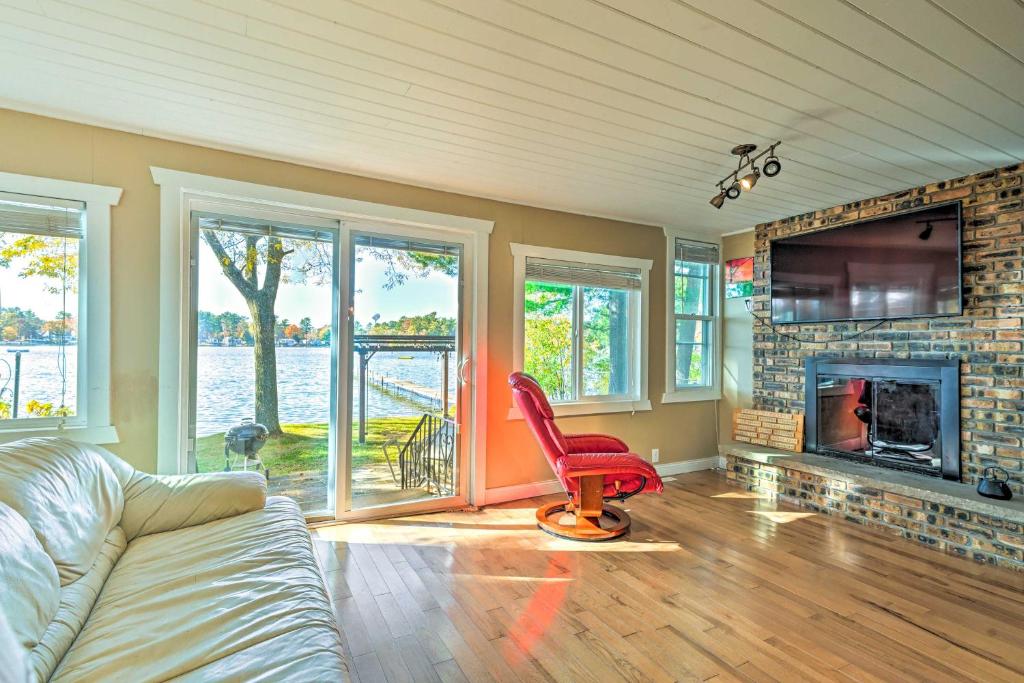 Waupaca Lake Cottage with Fire Pit and Boat Dock، Waupaca أحدث أسعار 2023