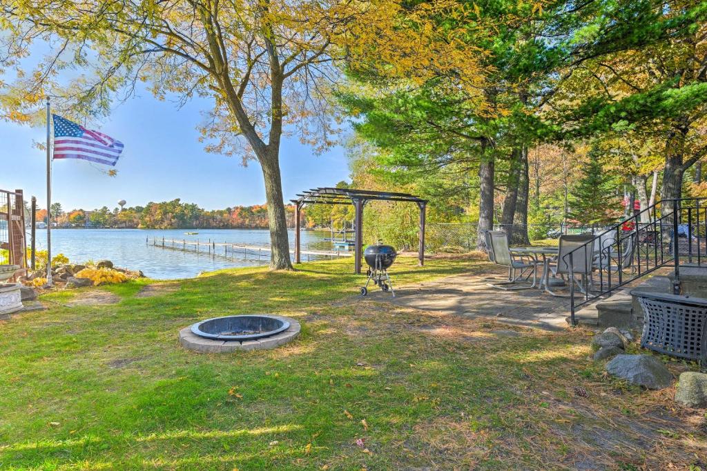 Waupaca Lake Cottage with Fire Pit and Boat Dock, Waupaca Preços
