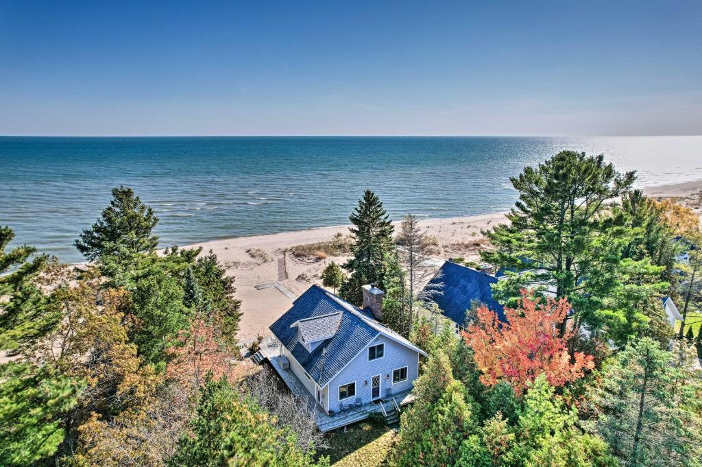 Cozy Oscoda Cottage Fire Pit and Private Beach, Lincoln Junction