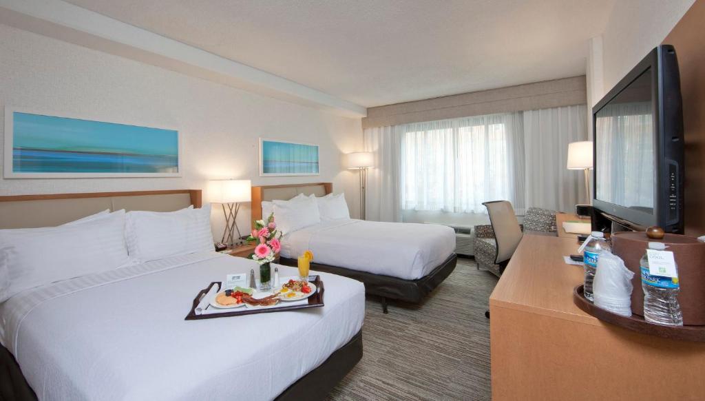 Holiday Inn Washington-Central/White House, an IHG Hotel - Double Room With Two Double Beds - Hearing Mobility Accessible Roll-In Shower