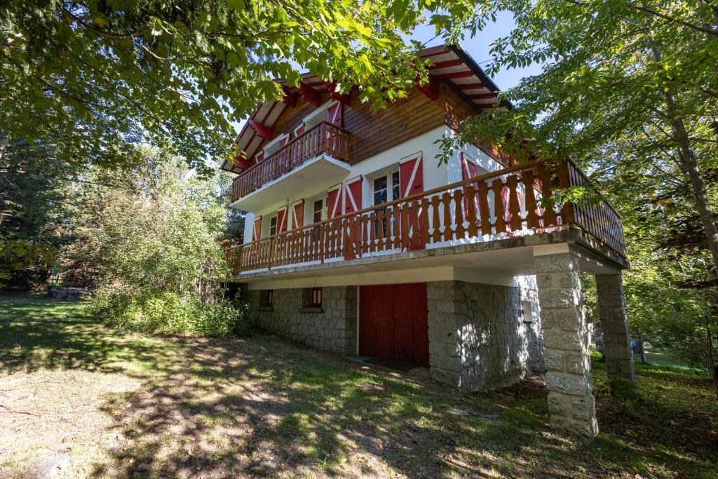 een huis met een balkon aan de zijkant bij Chalet des Melezes in Font Romeu Odeillo Via