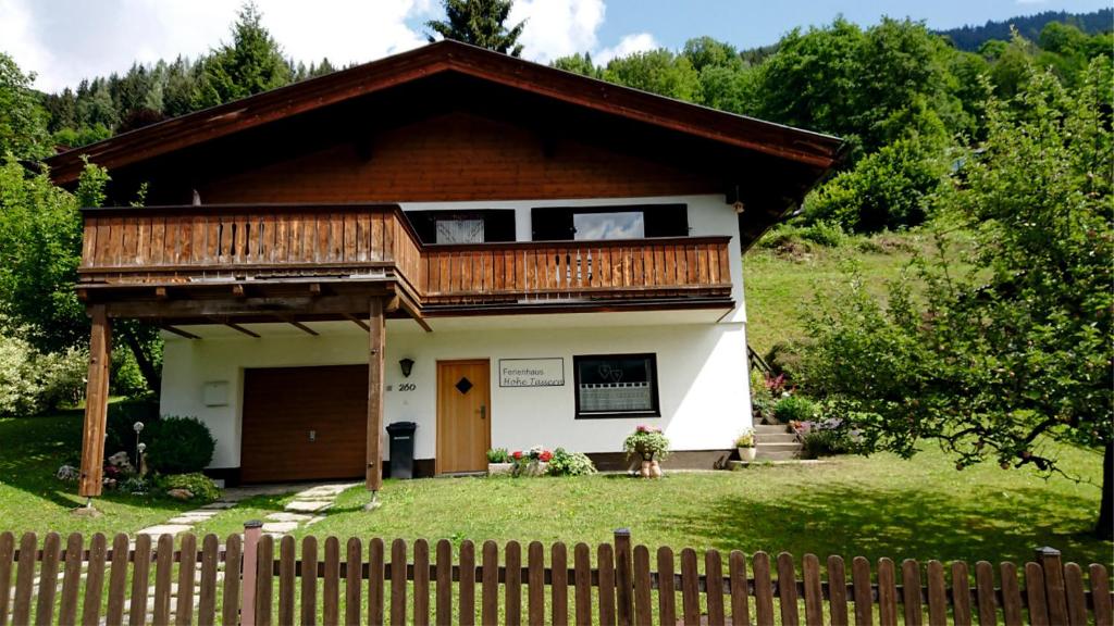 une petite maison blanche avec un toit en bois dans l'établissement Ferienhaus Hohe Tauern in Piesendorf, à Piesendorf