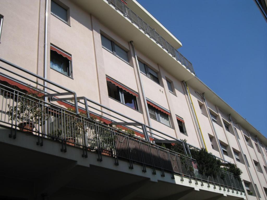 un edificio con un balcón con plantas. en Il Giacinto, en Milán
