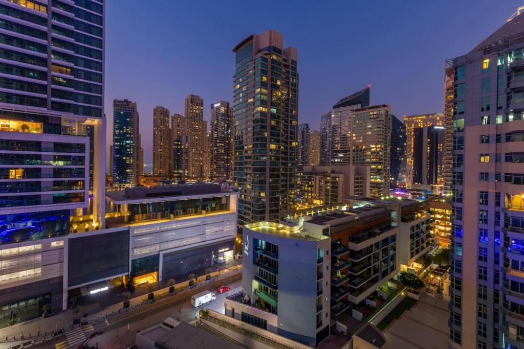 Nespecifikovaný výhled na destinaci Dubaj nebo výhled na město při pohledu z apartmánu
