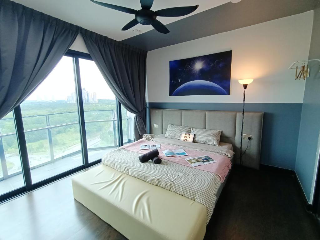 1 dormitorio con 1 cama y ventilador de techo en C1111 Almas Suites Galaxy Space Netflix By STAY, en Nusajaya