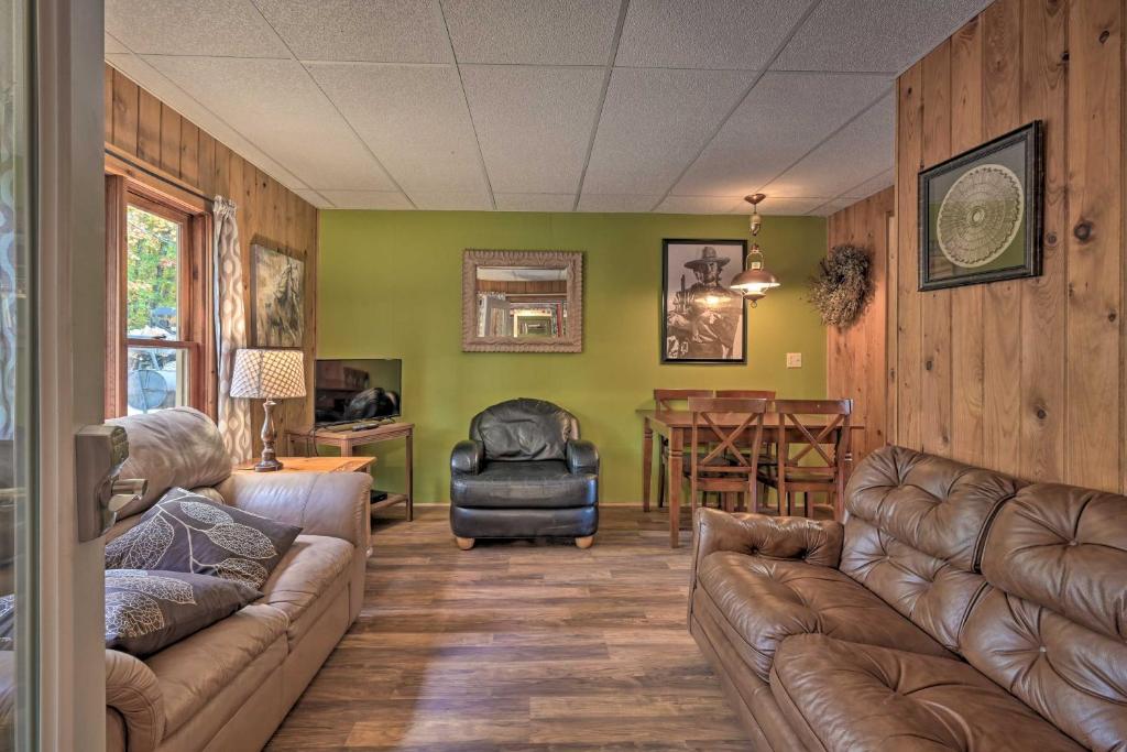漢廷頓的住宿－Rustic Clint Eastwood Ranch Apt by Raystown Lake，客厅配有沙发和椅子