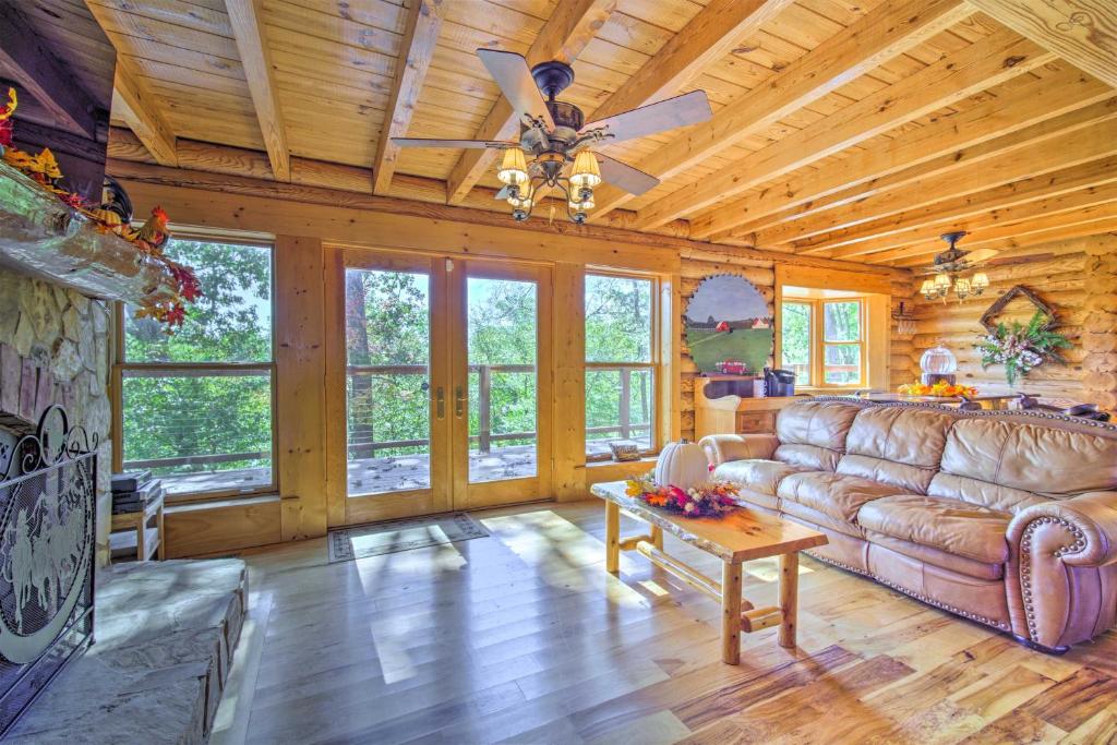 Posezení v ubytování Calhoun Cabin with River View and Wraparound Deck