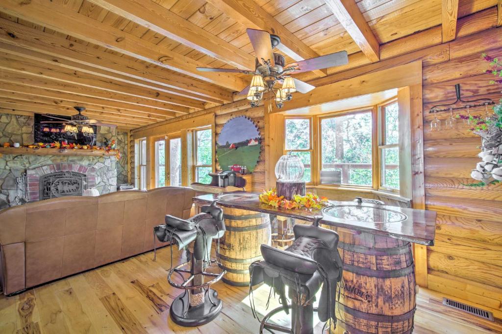 Fotografie z fotogalerie ubytování Calhoun Cabin with River View and Wraparound Deck v destinaci Calhoun